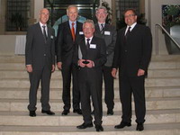 Prof. Dr. Walter Anheier mit der EDA-Medaille